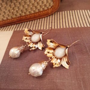 Orecchini a forma di calla con Perla pendente