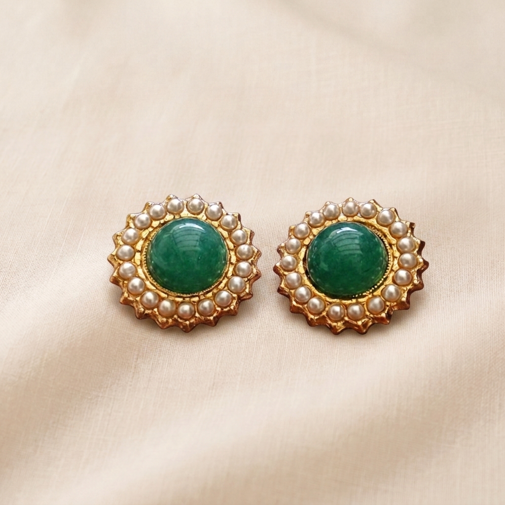 Orecchini a forma di bottone con Avventurina Verde e Perle Avorio intorno Orecchini a forma di bottone con Avventurina Verde e Perle Avorio intorno