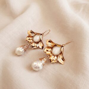 Orecchini a forma di calla con Perla pendente