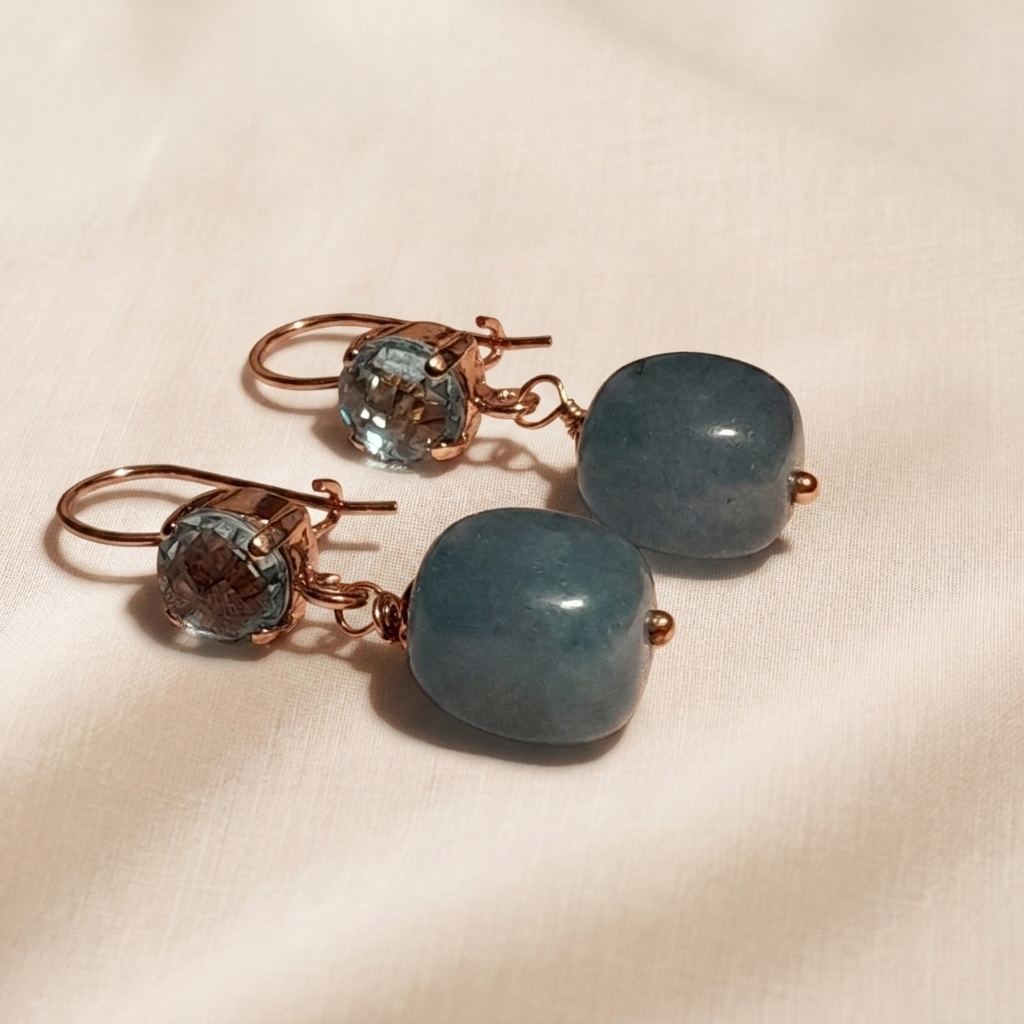 Orecchini con Quarzo Azzurro e pendente di Angelite Azurra Orecchini con Quarzo Azzurro e pendente di Angelite Azurra