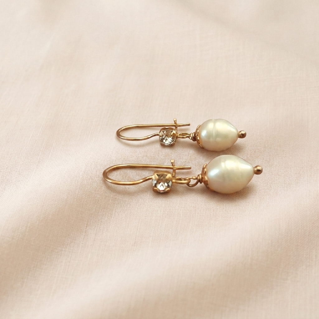 Orecchini con piccolo Zircone e Perla pendente Orecchini con piccolo Zircone e Perla pendente