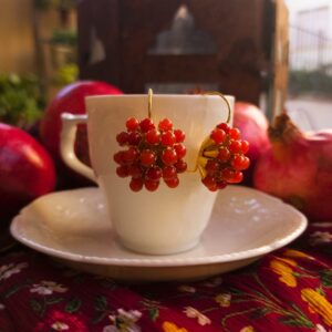 Orecchini in stile Liberty con perle color rosso corallo