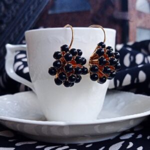 Orecchini in stile Liberty con perle color nero