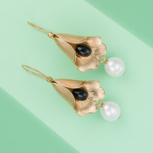 Orecchini a forma di piccola calla con Onice Nera e Perle pendenti