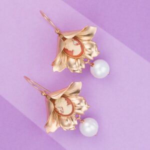 Orecchini a forma di calla con Cammeo rosa e Perla