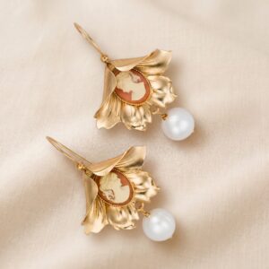 Orecchini a forma di calla con Cammeo rosa e Perla