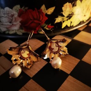 Orecchini a forma di calla con Cammeo rosa e Perla