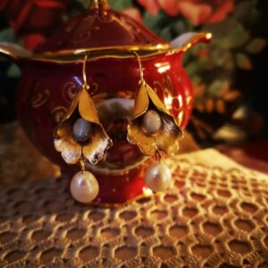 Orecchini a forma di calla piccola con Madreperla e Perle