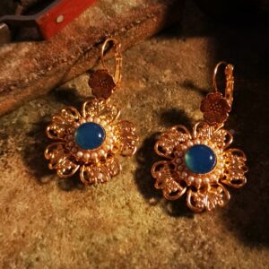 Orecchini a forma di fiore con Agata blu e Perle