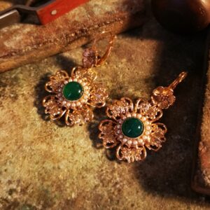 Orecchini a forma di fiore con Agata verde e Perle