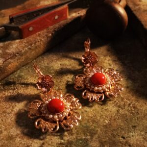 Orecchini a forma di fiore con Corallo e Perle