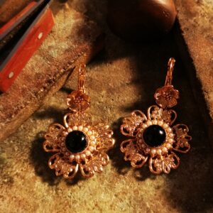 Orecchini a forma di fiore con Onice nero e Perle