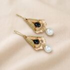 Orecchini a forma di piccola calla con Onice Nera e Perle pendenti