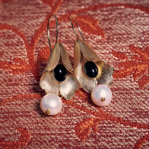 Orecchini a forma di piccola calla con Onice Nera e Perle pendenti