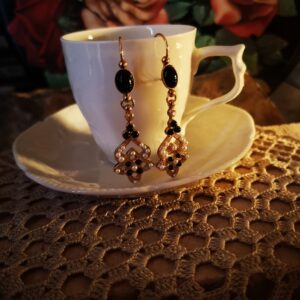 Orecchini a forma geometrica con pietre nere