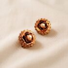 Orecchini a forma rotonda con rosa centrale e Perle