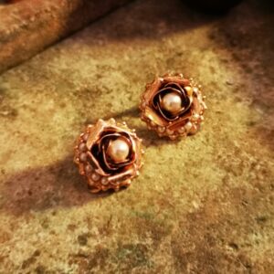 Orecchini a forma rotonda con rosa centrale e Perle