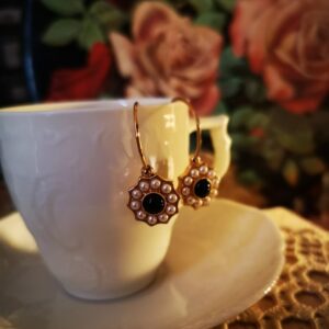 Orecchini fiorellino con Onice Nera e Perle