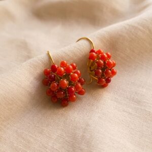 Orecchini in stile Liberty con perle color rosso corallo