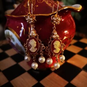 Orecchini in stile rinascimentale con Cammeo rosa e Perle