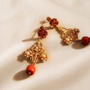 Orecchini pendenti a forma di cestino con fiori con perle e corallo