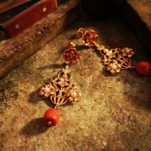 Orecchini pendenti a forma di cestino con fiori con perle e corallo