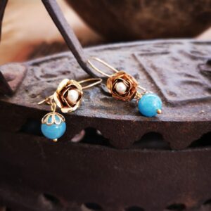 Orecchini pendenti a forma di rosa con Angelite Azzurra e Perle
