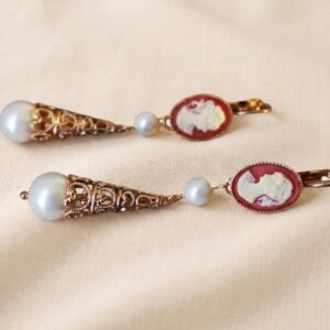 Orecchini pendenti con Cammeo Rosa e Perle