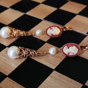 Orecchini pendenti con Cammeo Rosa e Perle