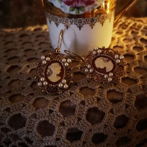 Orecchini stile Liberty con Cammeo Rosa e perle