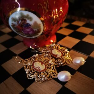 Orecchini stile Rinascimentale con Cammeo Rosa e Perle