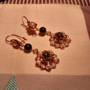 Orecchini floreali con Onice Nera e Perle