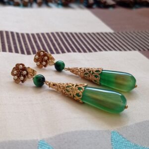 Orecchini trinati a forma di goccia di Agata Verde con piccolo fiorellino di Perle