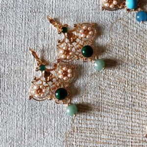 Orecchini in stile Liberty con motivi floreali con perle e pietre naturali