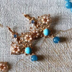 Orecchini in stile Liberty con motivi floreali con perle e pietre naturali