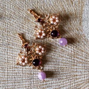 Orecchini in stile Liberty con motivi floreali con perle e pietre naturali