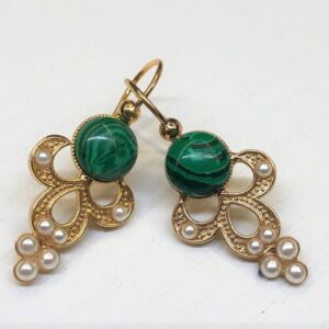 Orecchino in stile Rinascimentale con malachite e perle