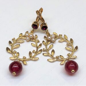 Orecchini in stile Liberty con corona floreale e pietre naturali