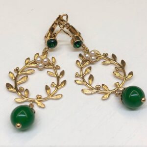 Orecchini in stile Liberty con corona floreale e pietre naturali
