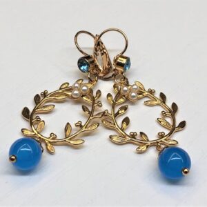 Orecchini in stile Liberty con corona floreale e pietre naturali