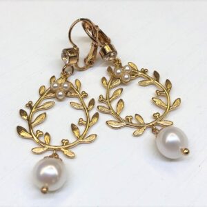 Orecchini in stile Liberty con corona floreale e pietre naturali