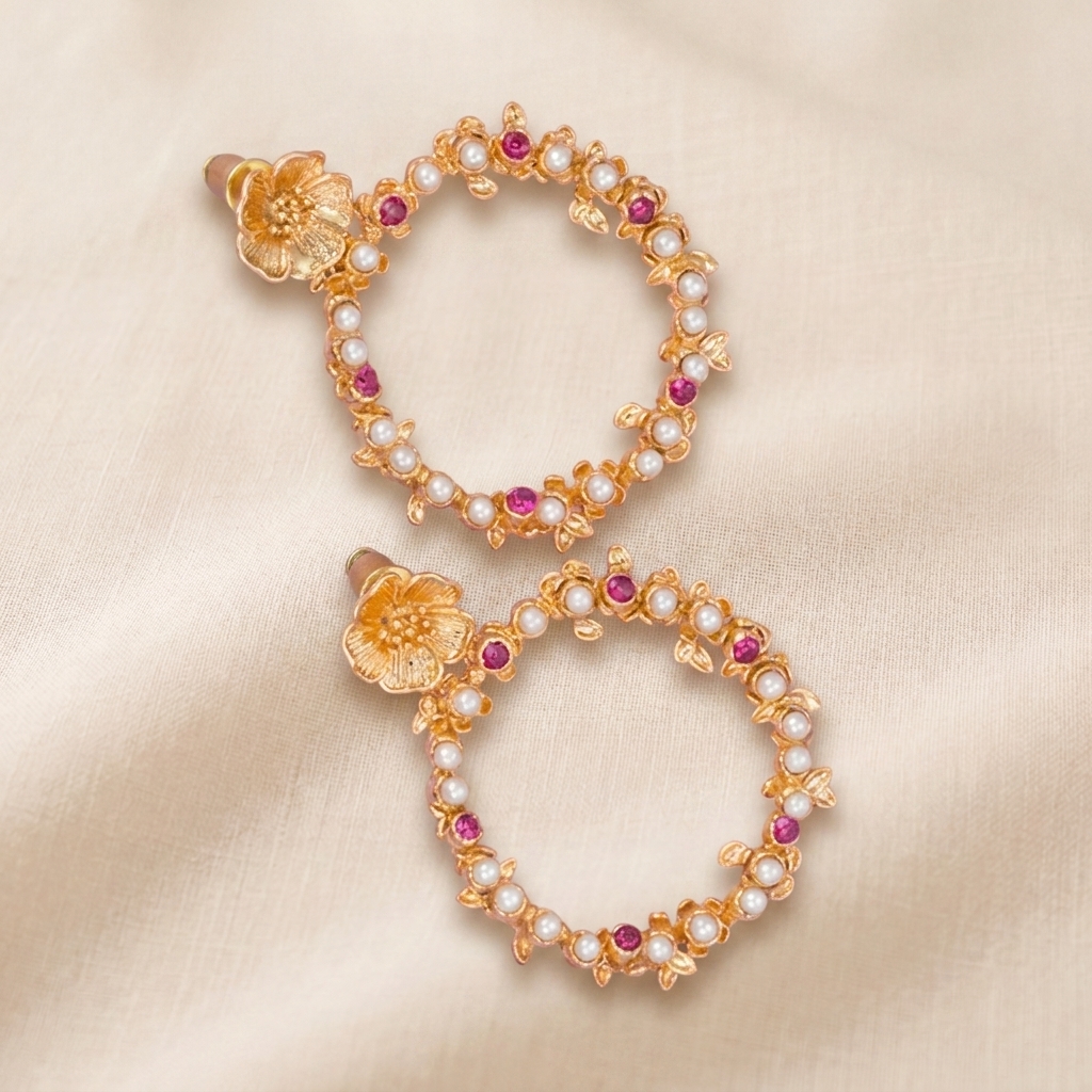 Orecchini in stile Liberty a cerchio con zirconi e perle Orecchini in stile Liberty a cerchio con zirconi e perle