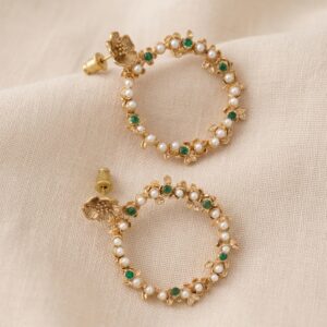 Orecchini in stile Liberty a cerchio con zirconi e perle