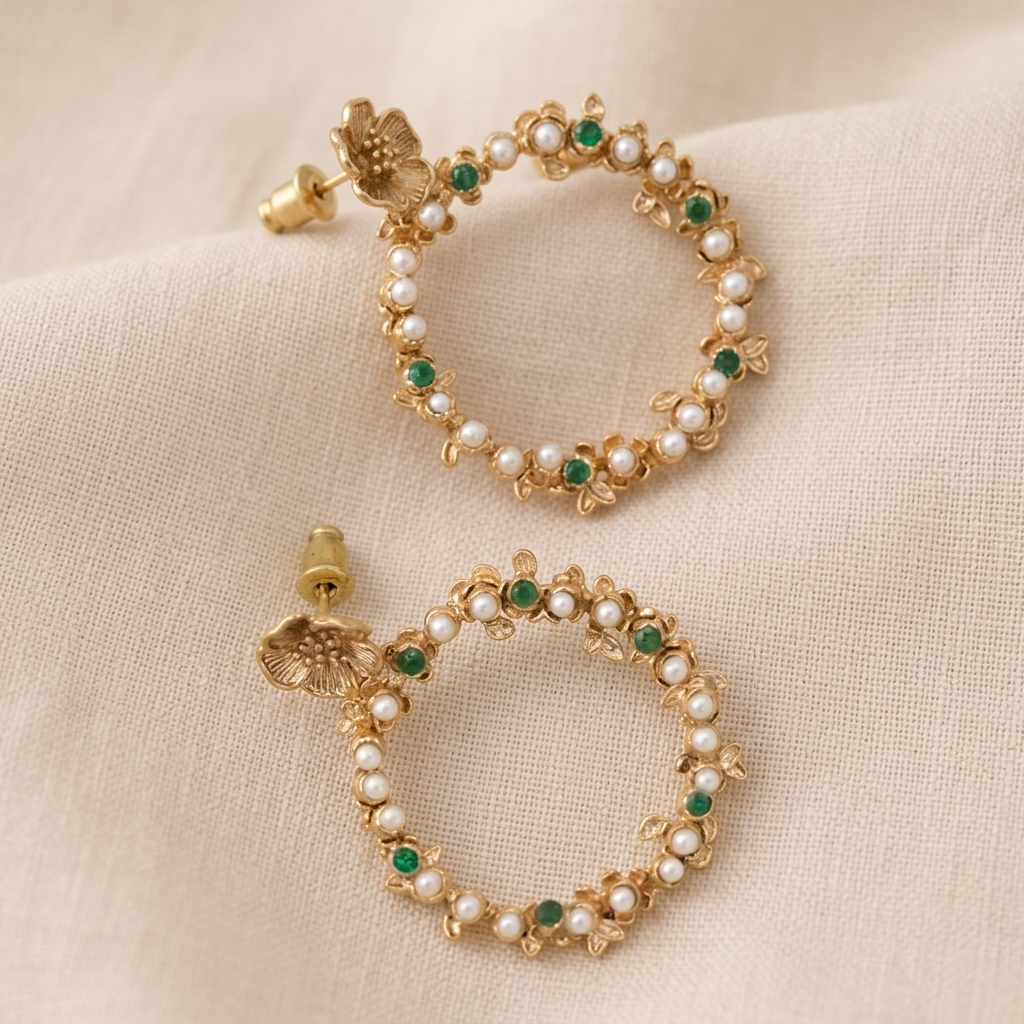 Orecchini in stile Liberty a cerchio con zirconi e perle Orecchini in stile Liberty a cerchio con zirconi e perle