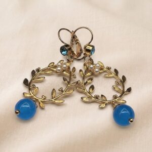 Orecchini in stile Liberty con corona floreale e pietre naturali