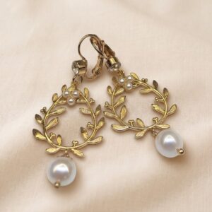 Orecchini in stile Liberty con corona floreale e pietre naturali