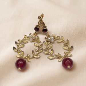 Orecchini in stile Liberty con corona floreale e pietre naturali