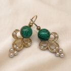 Orecchino in stile Rinascimentale con malachite e perle
