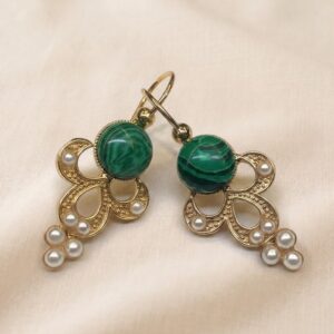 Orecchino in stile Rinascimentale con malachite e perle