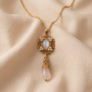 Collana stile rinascimentale con madreperla e pendente in quarzo rosa a forma di goccia
